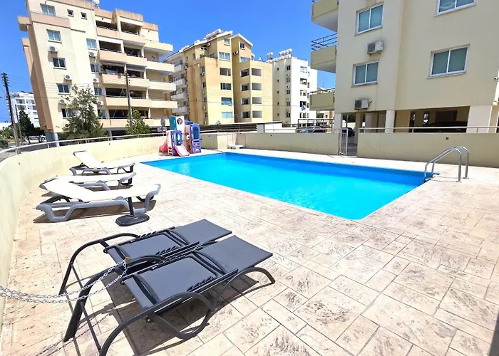 Stylish 2br With Balcony, Wifi & Pool *