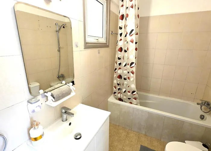 Stylish 2br With Balcony, Wifi & Pool *