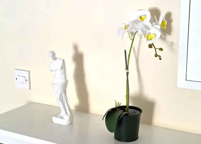 Апартаменты Stylish 2br With Balcony, Wifi & Pool