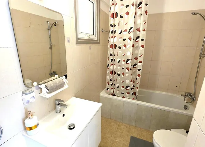 Stylish 2br With Balcony, Wifi & Pool Апартаменты *