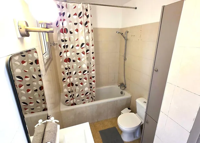 Апартаменты Stylish 2br With Balcony, Wifi & Pool *