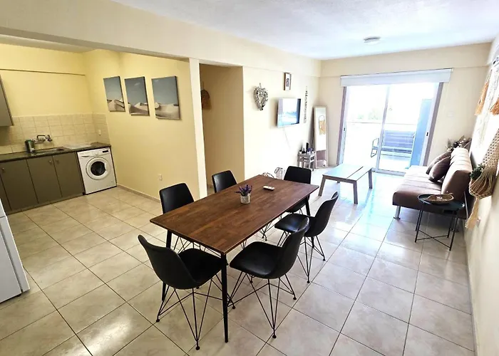 Stylish 2br With Balcony, Wifi & Pool Апартаменты Ларнака