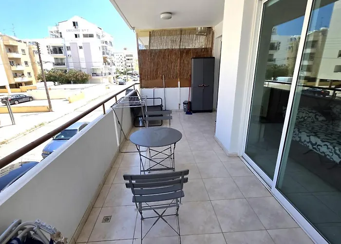 Stylish 2br With Balcony, Wifi & Pool Апартаменты Ларнака