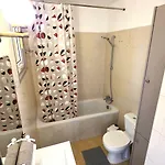 Apartment Stylish 2br With Balcony, Wifi & Pool *