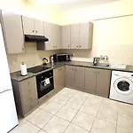 Apartment Stylish 2br With Balcony, Wifi & Pool