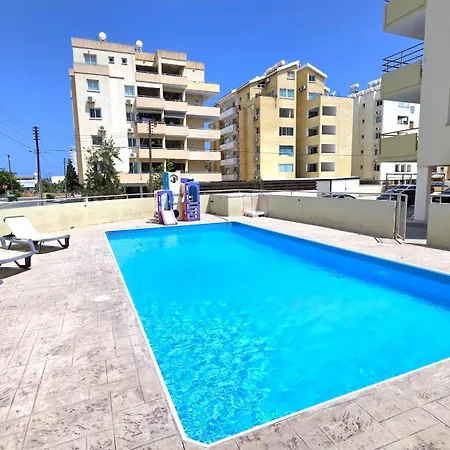 Stylish 2br With Balcony, Wifi & Pool Apartment *