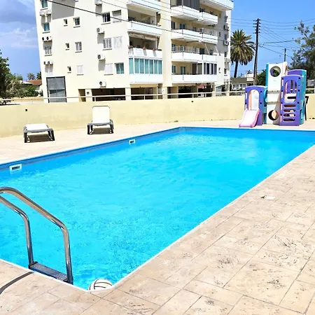 Stylish 2br With Balcony, Wifi & Pool Apartmán