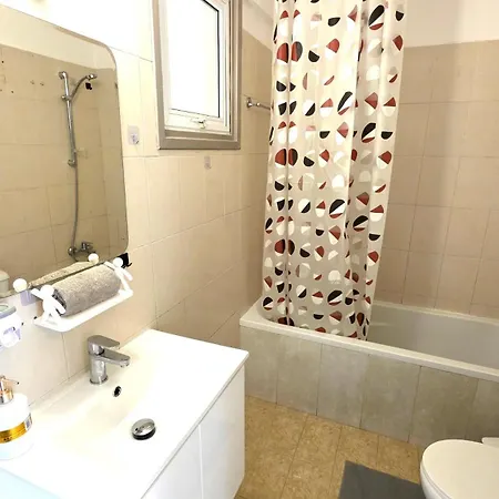 Stylish 2br With Balcony, Wifi & Pool Apartmán *