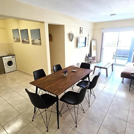 Stylish 2br With Balcony, Wifi & Pool Apartmán Larnaca