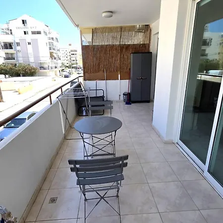 Stylish 2br With Balcony, Wifi & Pool Apartment Larnaca