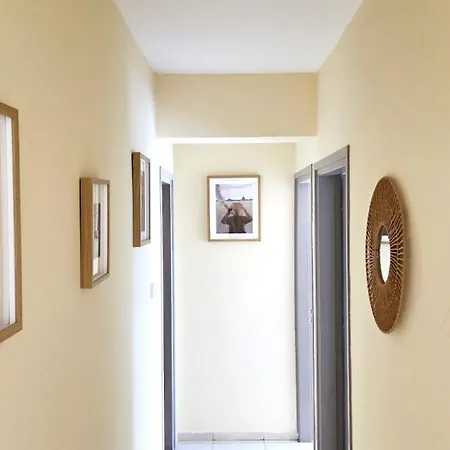 Apartment Stylish 2br With Balcony, Wifi & Pool *