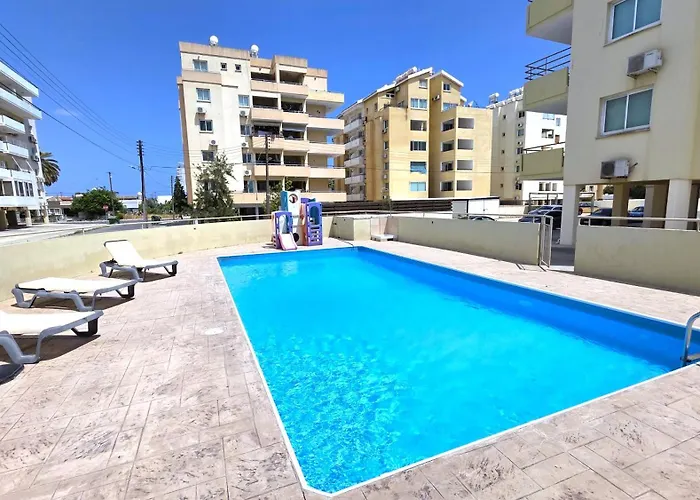 Stylish 2br With Balcony, Wifi & Pool Apartment *