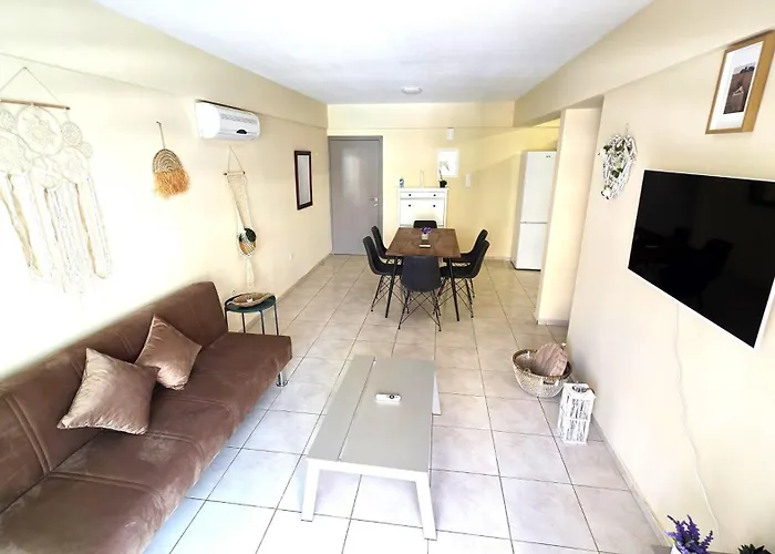 Stylish 2br With Balcony, Wifi & Pool