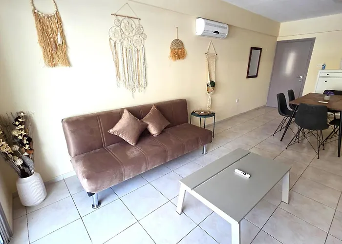 Apartment Stylish 2br With Balcony, Wifi & Pool
