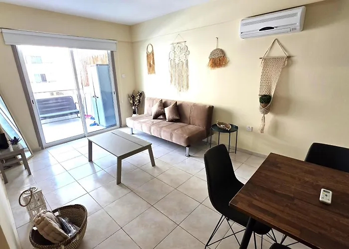 Stylish 2br With Balcony, Wifi & Pool Apartment