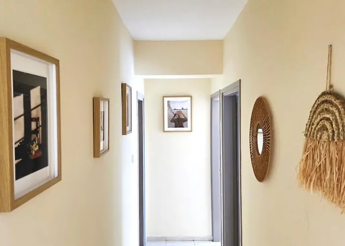 Apartment Stylish 2br With Balcony, Wifi & Pool *